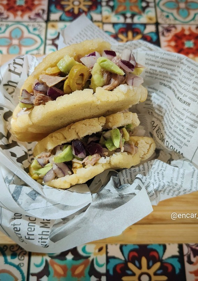 Una foto de Arepa de aguacate y ventresca de atún