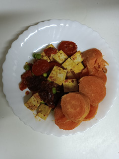 Una foto de Tofu con tomates cherry, tomates secos y guisantes