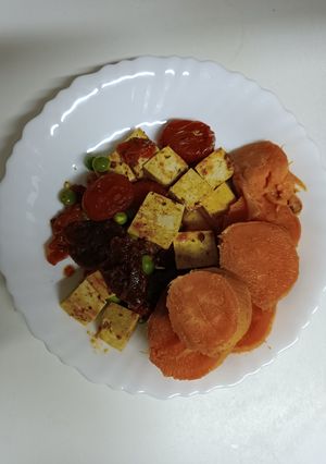 Una foto de Tofu con tomates cherry, tomates secos y guisantes