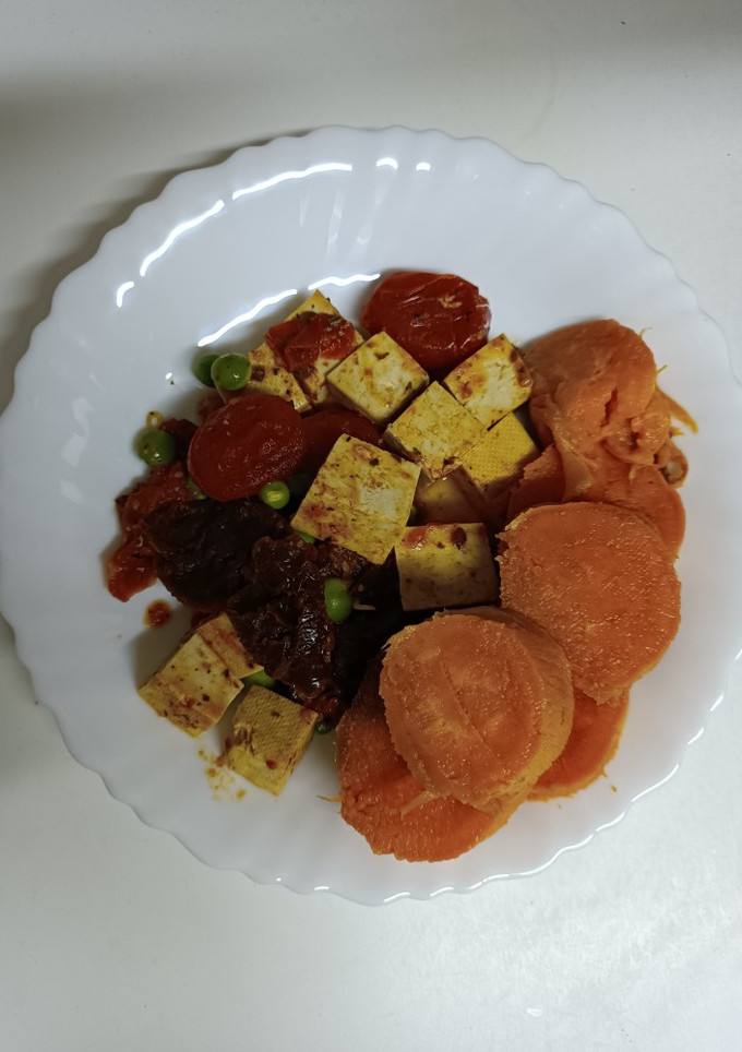 Una foto de Tofu con tomates cherry, tomates secos y guisantes