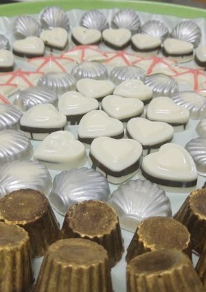 A picture of Different types of chocolate.