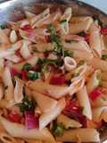 Ensalada vegana de pasta con pesto de rúcula