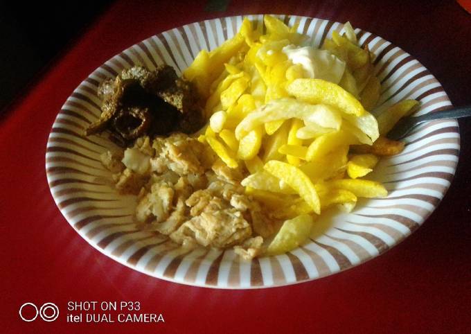 Fried chips and flavoured spiced egg