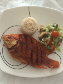 Una foto de Arroz con coco y mojarra frita #asisabecolombia