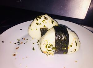 Una foto de Onigiri (snack japonés)