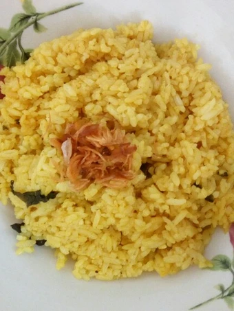 Langkah Gampang Membikin Resep  Nasi kuning ricecooker praktis yang Bikin Ngiler, Bikin Ketagihan