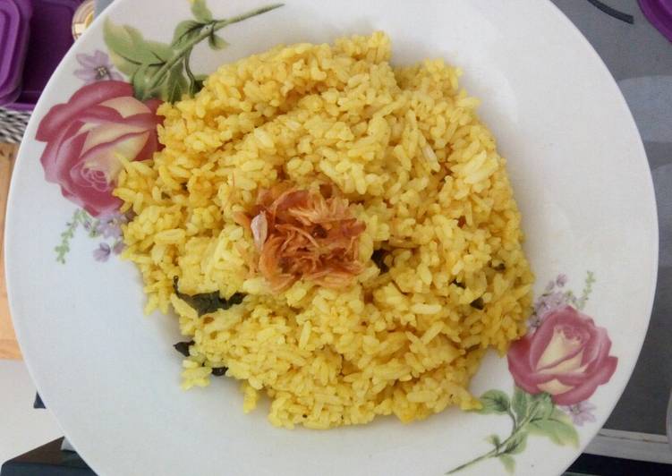 Bagaimana Menyiapkan Nasi kuning ricecooker praktis, Lezat Sekali