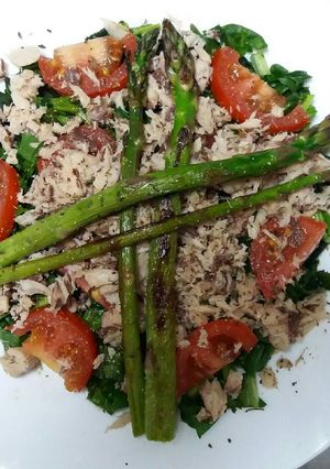 Foto principal de Ensalada de espinacas y caballa