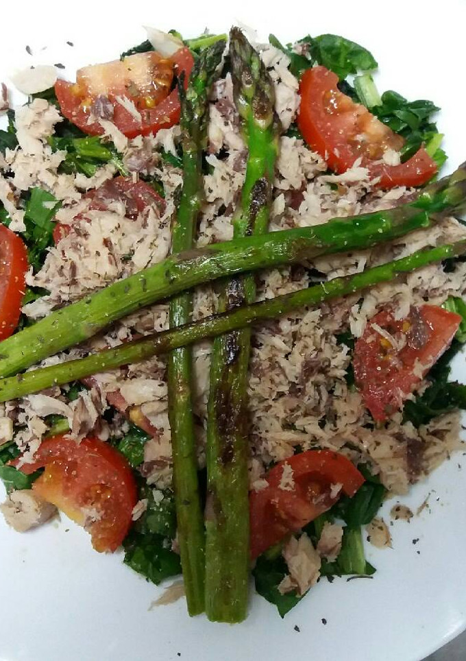Una foto de Ensalada de espinacas y caballa