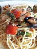Spaghetti con sugo di pesce e asparagi