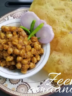 A picture of Aata Bhature with Chole.