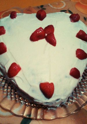 Una foto de Torta de chocolate, duraznos, crema y frutillas
