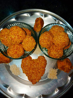 तिल गूड़ की लड्डू (til gud ki laddu recipe in hindi) रेसिपी मुख्य फोटो