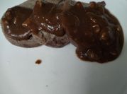 Una foto de carne a la pimienta