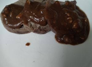 Una foto de Salsa negra nogada de mi mamá para la lengua