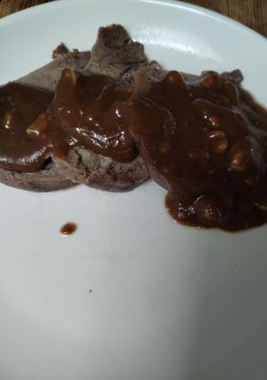 Una foto de Salsa negra nogada de mi mamá para la lengua