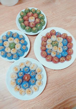 A picture of Butterfly Pea Flower Glutinous Rice Balls in Sweet Ginger Syrup.