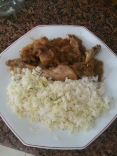 Una foto de Conejo encebollado