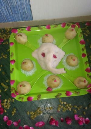 A picture of Potato ladoo.