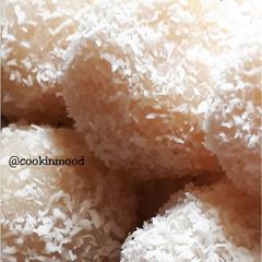 A picture of Coconut ladoo.