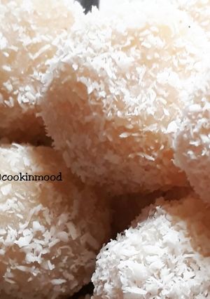 A picture of Coconut ladoo.