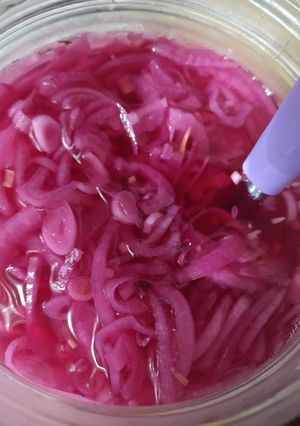 Una foto de Cebollas moradas encurtidas