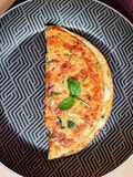 Omelette de queso, tomate seco y albahaca (aire "caprese")