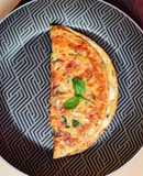 Omelette de queso, tomate seco y albahaca (aire "caprese")