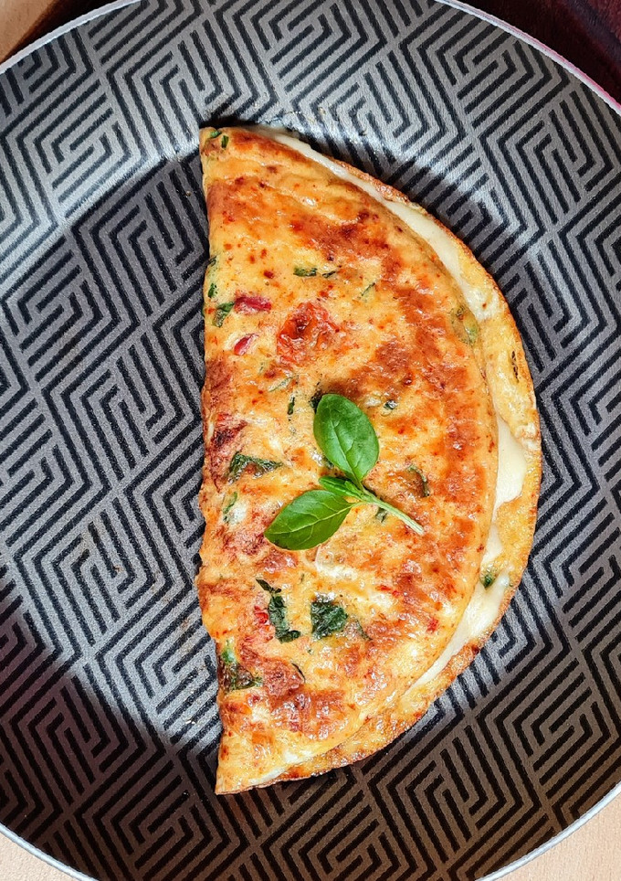 Una foto de Omelette de queso, tomate seco y albahaca (aire "caprese")
