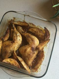 Una foto de Pollo con patatas al horno