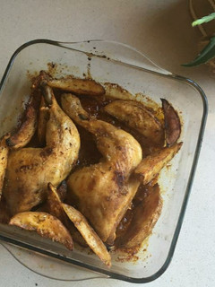 Una foto de Pollo con patatas al horno