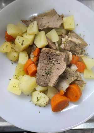 Una foto de Ensalada rústica de papitas zanahorias y lengua