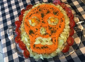 Une photo de Salade « skull » carottes râpées,concombre,tomates et persil