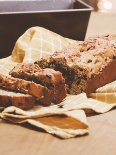 Une photo de Banana bread vegan au beurre de cacahuète et pépites de chocolat