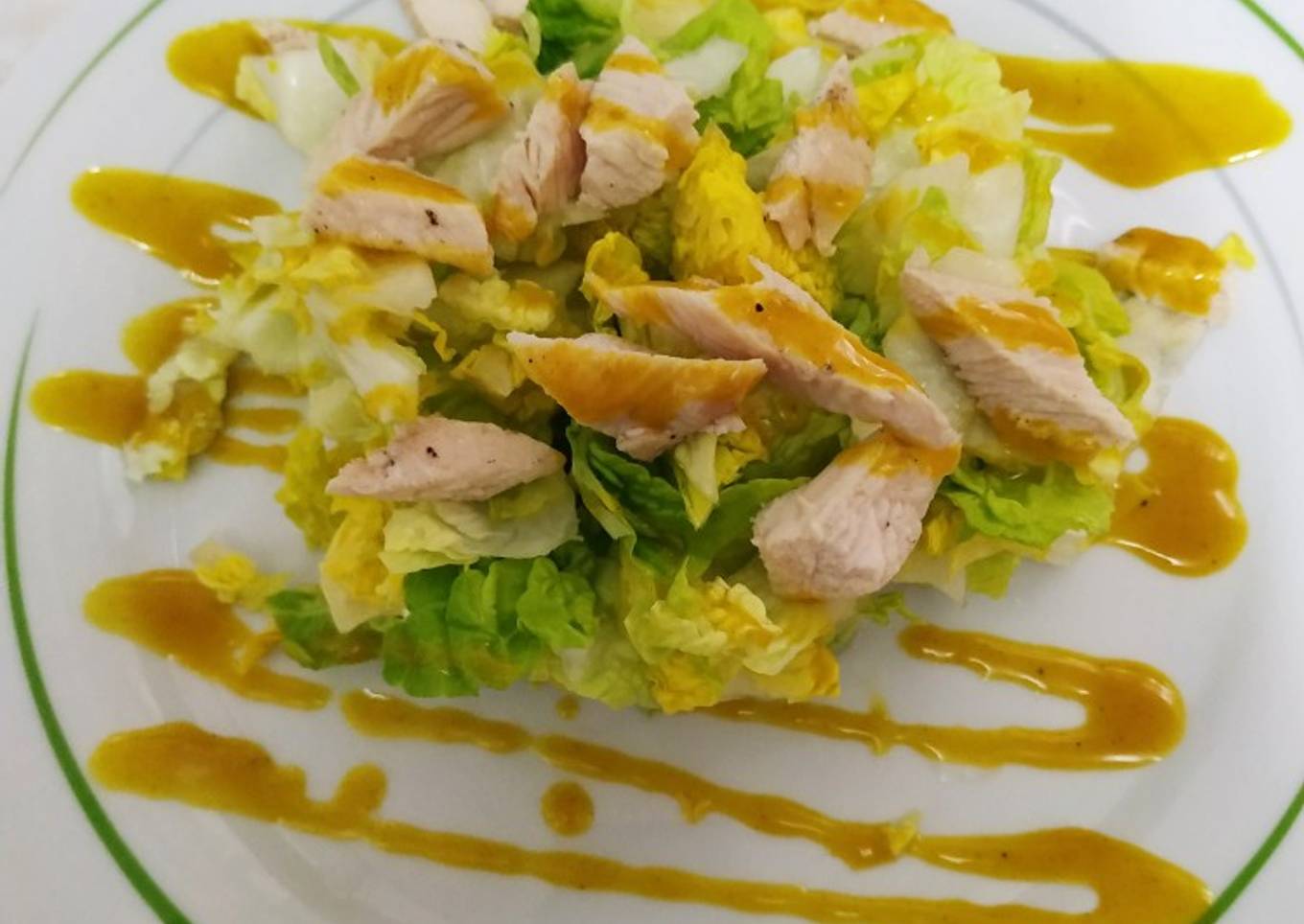 Ensalada de lechuga y pollo con salsa agridulce