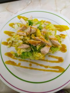 Una foto de Ensalada de lechuga y pollo con salsa agridulce