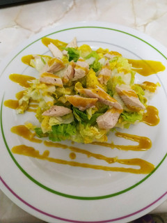 Una foto de Ensalada de lechuga y pollo con salsa agridulce