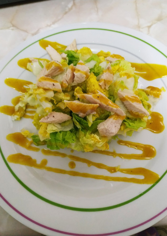 Una foto de Ensalada de lechuga y pollo con salsa agridulce