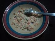 Una foto de ensalada de verduras con mayonesa