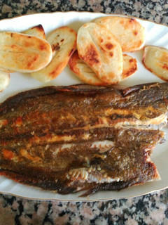 Una foto de Lenguado a la plancha, con patatas panadera