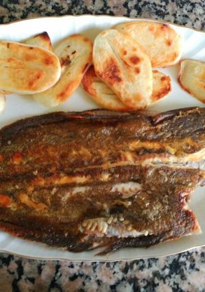 Una foto de Lenguado a la plancha, con patatas panadera
