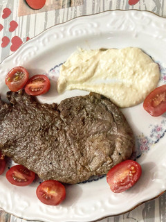 Una foto de Bistec de ternera en salsa de queso manchego