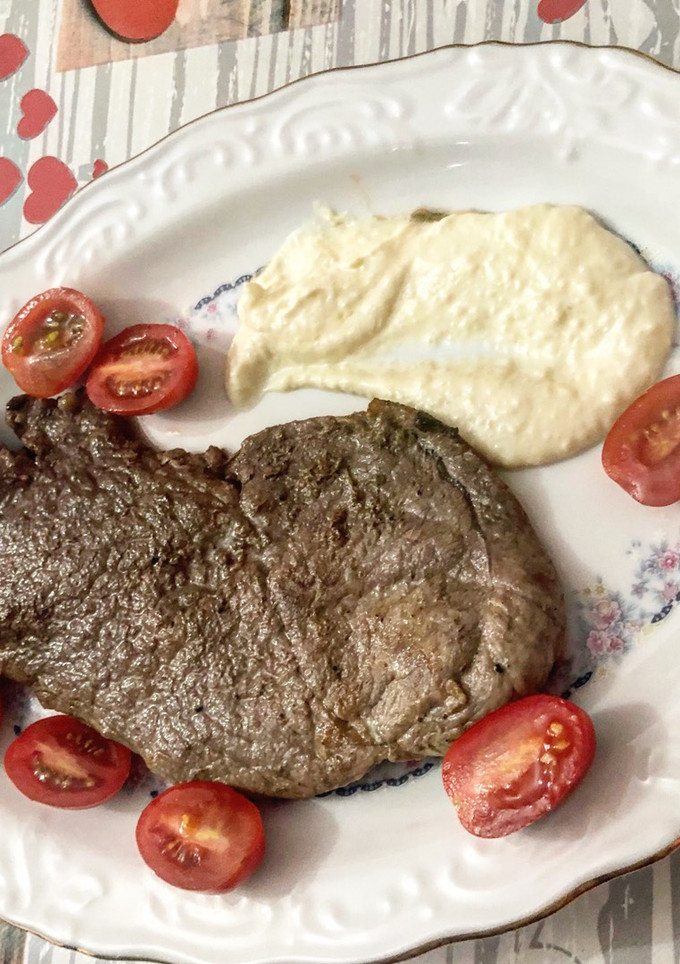 Una foto de Bistec de ternera en salsa de queso manchego