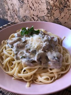 Una foto de Tallarines a la carbonara con champiñones
