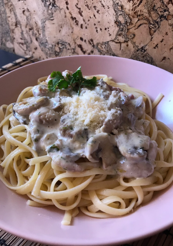 Una foto de Tallarines a la carbonara con champiñones