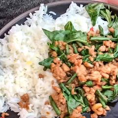 A picture of [Video inside] Pad kra pao gai (chicken stir with basil).
