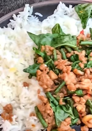 A picture of [Video inside] Pad kra pao gai (chicken stir with basil).