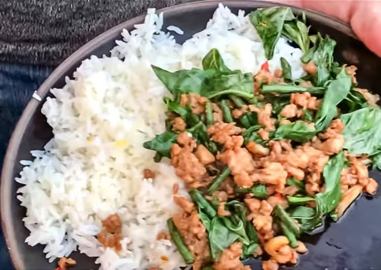 Steps to Prepare Ultimate [Video inside] Pad kra pao gai (chicken stir with basil)