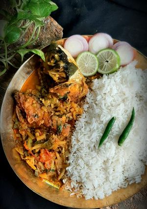 শিম-আলু দিয়ে রুই মাছের ঝোল(shim aloo diye rui macher jhol recipe in Bengali) রেসিপির প্রধান ছবি