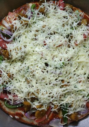 চিকেন চীজ পিজ্জা (chicken cheese pizza recipe in Bengali) রেসিপির প্রধান ছবি